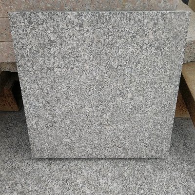 烧面芝麻灰花岗岩地砖 高品质防滑石材加工厂与浅灰色火烧板300*300*30的应用